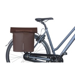 Basil City-shopper cykeltaske (roasted brown) i  vegansk læder. Hook-on system (kroge), forstærket bund, magnetisk lukning, 14-1