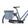 Basil City-shopper cykeltaske (graphite blue) i  vegansk læder. Hook-on system (kroge), forstærket bund, magnetisk lukning,  14-