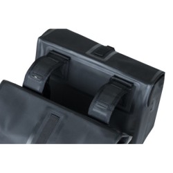 basil cykeltaske matsort – topvisning af lukning og stropper