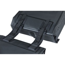 basil cykeltaske matsort – topvisning af lukning og stropper