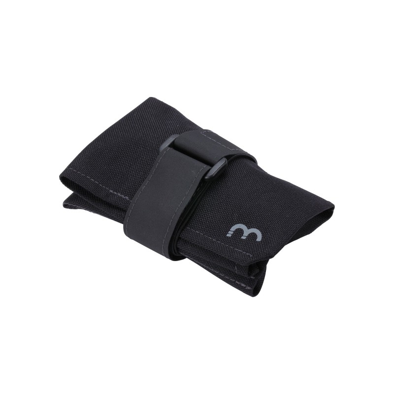 BBB RollPack sadeltaske set fra siden – monteret under sadel · Nærbillede af rullelukning på vandafvisende sadeltaske