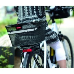 KLICKfix SeeMe refleksbånd til cykelkurv, monteret på bagkurv