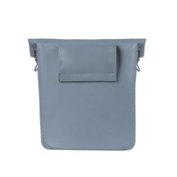 Basil City-shopper cykeltaske (graphite blue) i  vegansk læder. Hook-on system (kroge), forstærket bund, magnetisk lukning,  14-