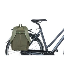 Cykeltaske fra BASIL model B-Safe Commuter  Nordlicht. Farve: Olive, dim. 41x14x32cm, vol. 17 L, Indbygget USB port, LED lys m.m