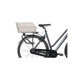 Basil Cento cykelkurv Nude Metallic monteret på bagagebærer, set fra siden