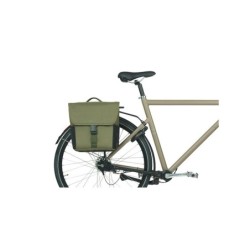 BASIL GO Double Bag MIK 2.0 grøn 32L, monteret på cykel